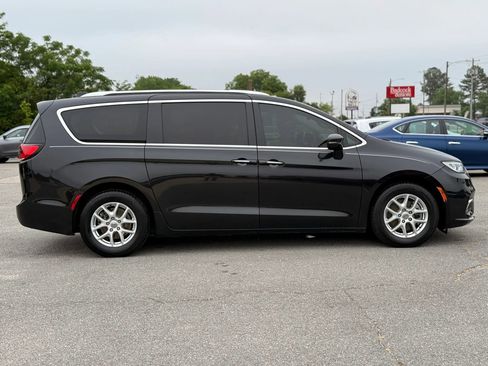 Used 2021 Chrysler Pacifica Touring-L FWD image 10