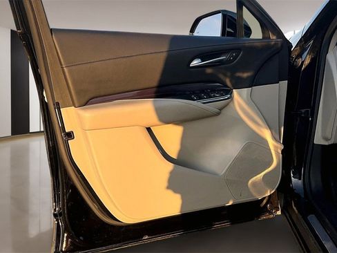 Used 2023 Cadillac XT4 Luxury w/ Cold Weather Package image 18