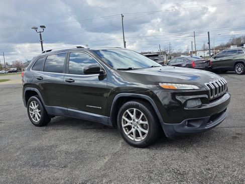 Used 2017 Jeep Cherokee Latitude FWD image 8