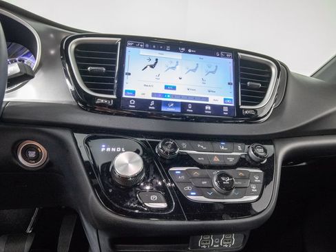 Used 2025 Chrysler Pacifica Select FWD image 26