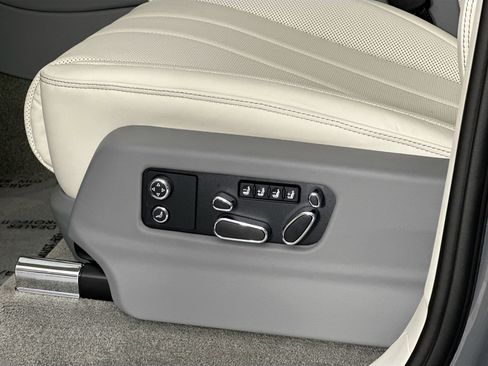 Used 2025 Bentley Bentayga Extended Wheelbase image 17