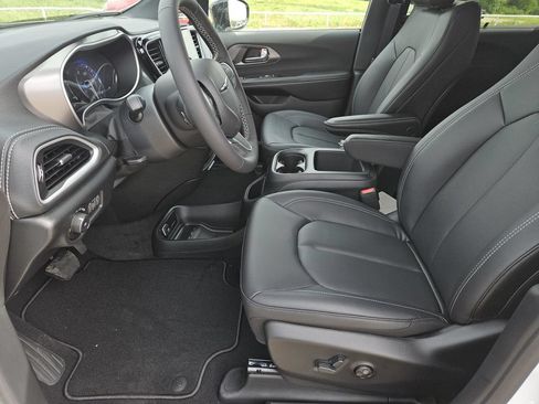 New 2026 Chrysler Pacifica Select FWD image 21