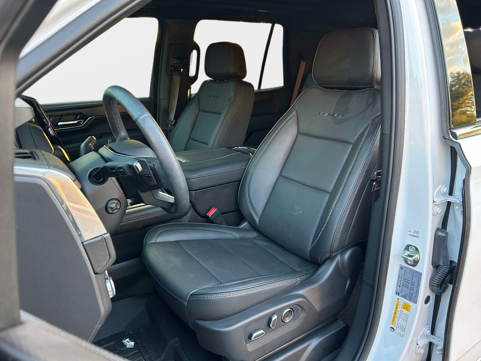Used 2026 GMC Yukon Denali w/ Sun & Power Step Package RWD image 14