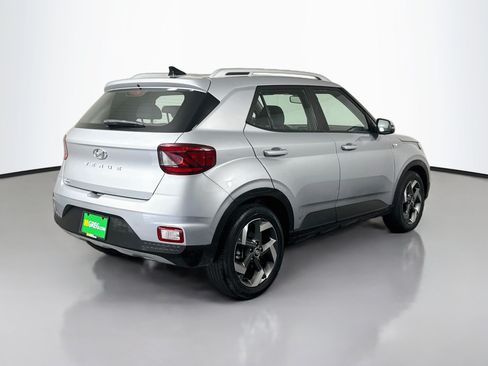 Used 2022 Hyundai Venue SEL FWD image 10
