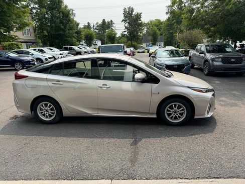 Used 2018 Toyota Prius Prime Premium image 6