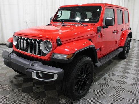 Used 2025 Jeep Wrangler Unlimited Sahara AWD/4WD image 32