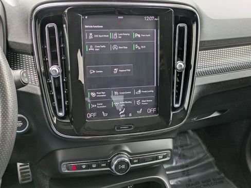 Used 2020 Volvo XC40 T5 R-Design image 21