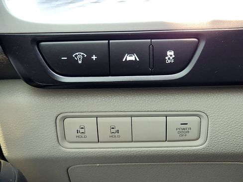 Used 2024 Kia Carnival LX FWD image 19