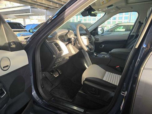 Used 2025 Land Rover Discovery Metropolitan Edition image 16