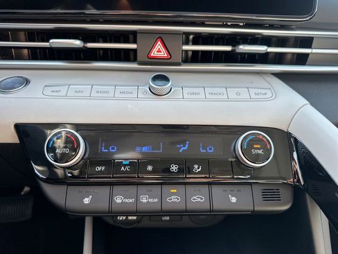 New 2025 Hyundai Elantra Limited image 16