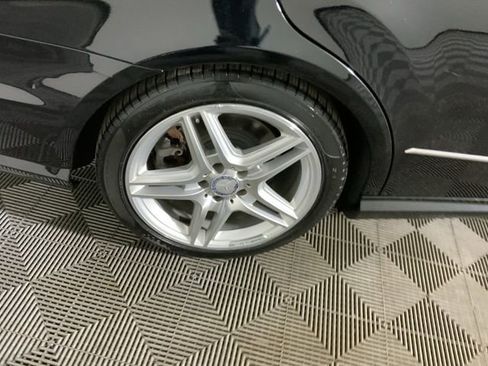 Used 2011 Mercedes-Benz E 550 4MATIC Sedan image 40