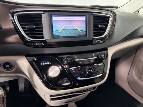 Used 2022 Chrysler Voyager LX FWD image 16