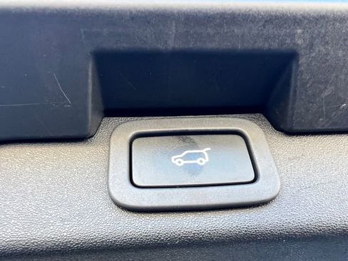 Used 2017 Land Rover Discovery HSE image 34