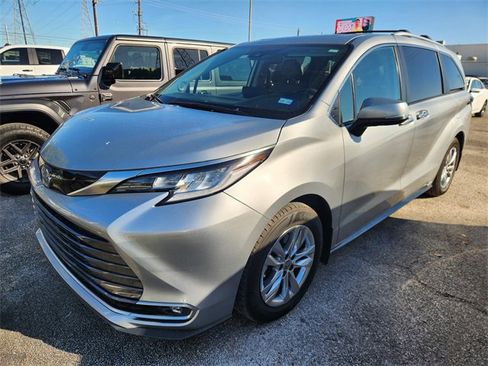 Used 2023 Toyota Sienna Limited image 2