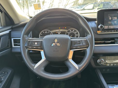 Used 2022 Mitsubishi Outlander ES image 30