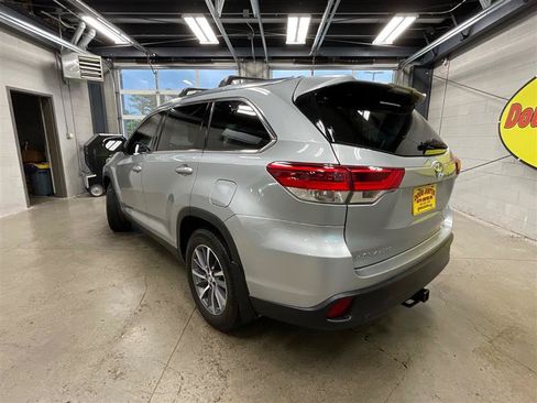 Used 2019 Toyota Highlander XLE AWD/4WD image 3