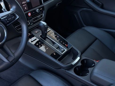 Used 2025 Porsche Macan image 27