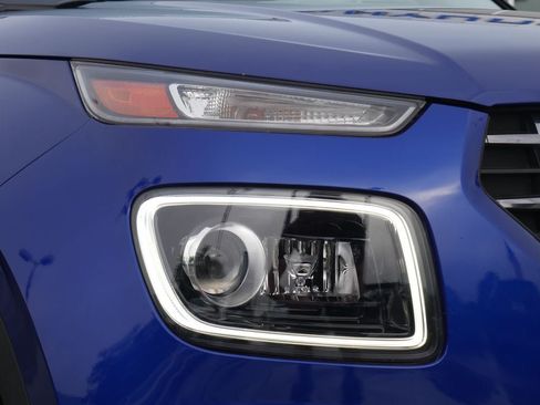 Used 2023 Hyundai Venue Limited FWD image 4