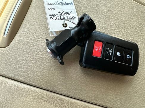 Used 2019 Toyota Highlander XLE FWD image 19