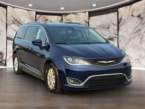 Used 2020 Chrysler Pacifica Touring-L FWD image 3