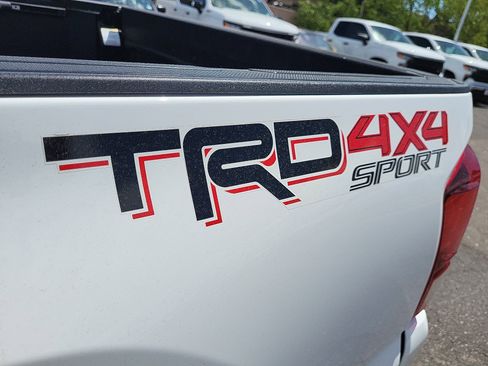 Used 2018 Toyota Tacoma TRD Sport AWD/4WD image 17