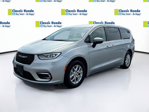 Used 2023 Chrysler Pacifica Touring-L FWD image 3
