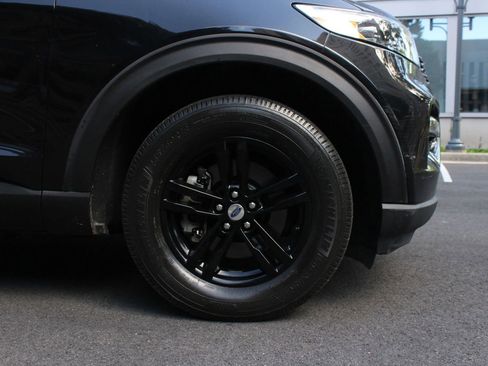 Used 2020 Ford Explorer XLT w/ Equipment Group 202A AWD/4WD image 4