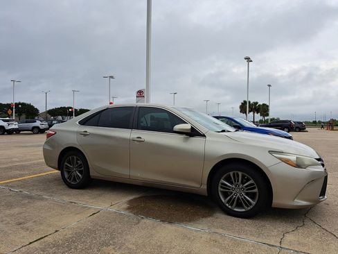Used 2017 Toyota Camry SE FWD image 3
