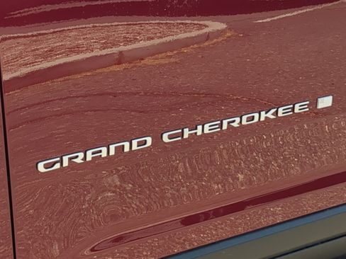 New 2025 Jeep Grand Cherokee Limited image 24