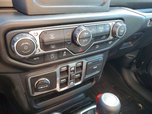 Used 2018 Jeep Wrangler Unlimited Sport S image 29