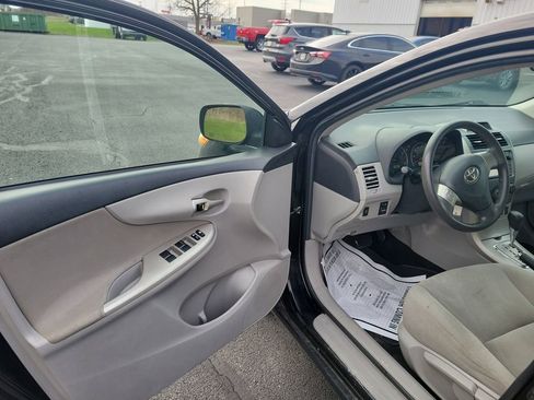 Used 2013 Toyota Corolla LE image 2