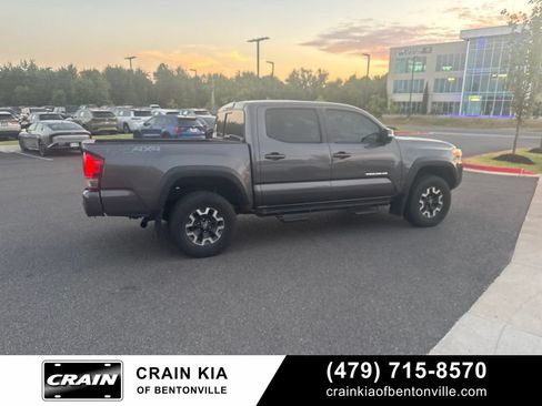 Used 2017 Toyota Tacoma TRD Off-Road w/ Premium & Technology Package AWD/4WD image 11