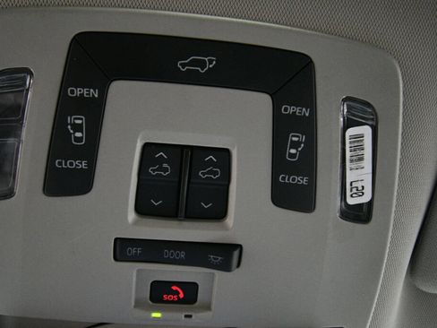 Used 2024 Toyota Sienna XLE FWD image 18