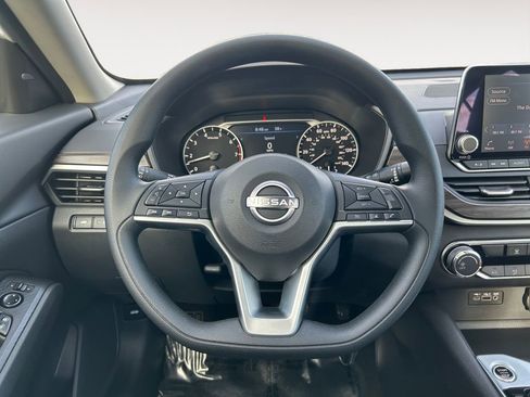 Used 2025 Nissan Altima 2.5 SV image 14