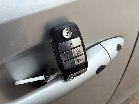 Used 2017 Kia Sedona LX w/ LX Essentials Premium Package FWD image 40