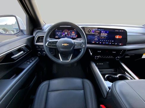Used 2025 Chevrolet Suburban LT w/ Comfort Package RWD image 6