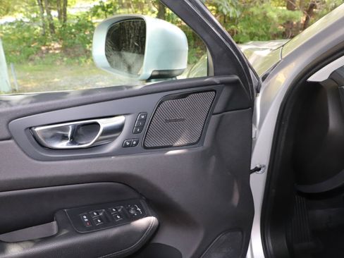 Used 2020 Volvo XC60 T6 Momentum w/ Protection Package image 8