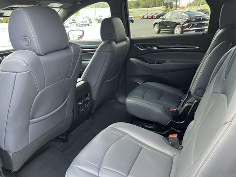 Used 2024 Buick Enclave Premium image 3