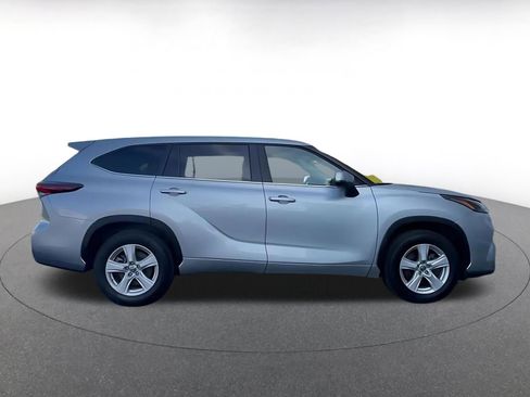 Used 2025 Toyota Highlander LE FWD image 15