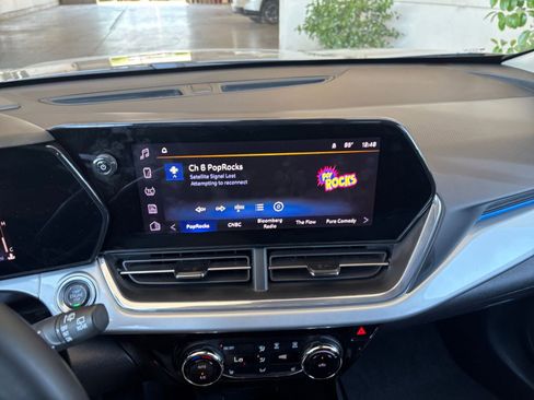 Used 2025 Chevrolet Trax LT w/ LT Convenience Package FWD image 20