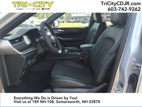 New 2025 Jeep Grand Cherokee Altitude image 13