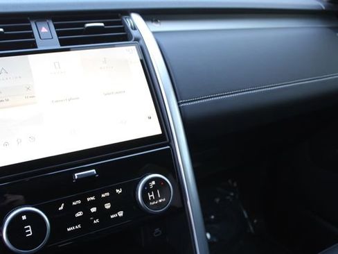 Used 2025 Land Rover Discovery Dynamic SE image 15