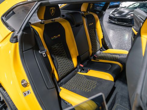 Used 2021 Lamborghini Urus AWD/4WD image 18