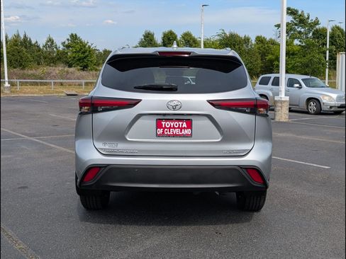 Used 2024 Toyota Highlander XLE AWD/4WD image 6