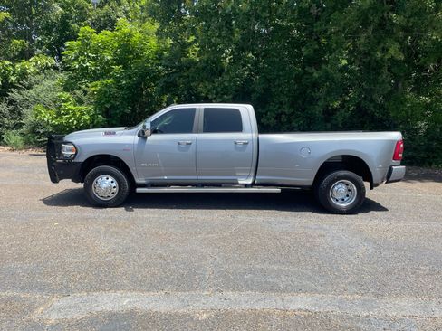 Used 2024 RAM 3500 Laramie AWD/4WD image 2
