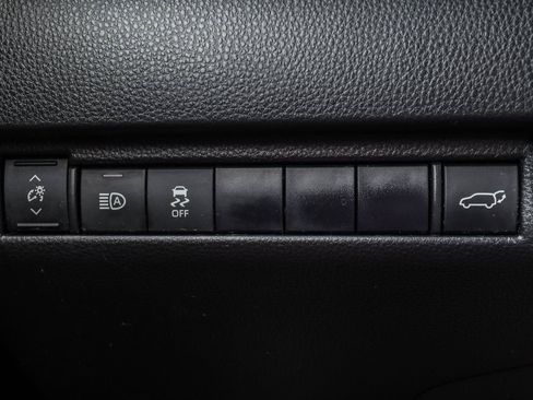 Used 2021 Toyota Venza LE AWD/4WD image 24