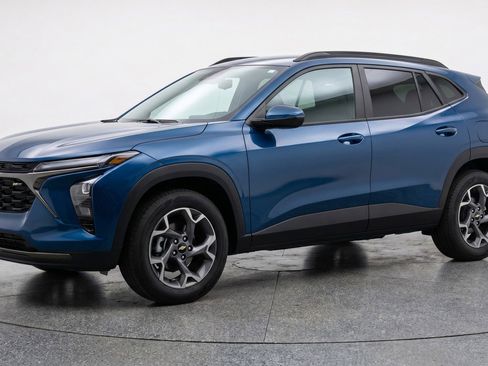 Used 2025 Chevrolet Trax LT w/ LT Convenience Package FWD image 3