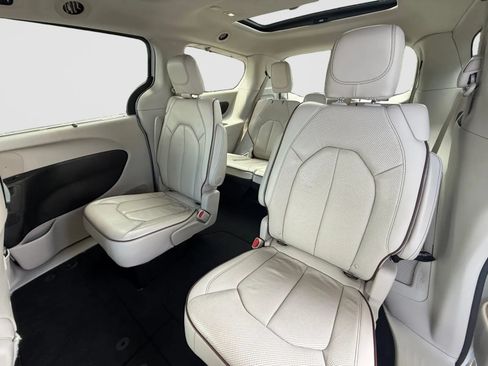 Used 2019 Chrysler Pacifica Limited w/ Tire & Wheel Group FWD image 14