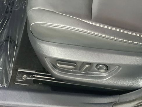 Used 2025 Toyota Camry SE w/ Convenience Package image 16