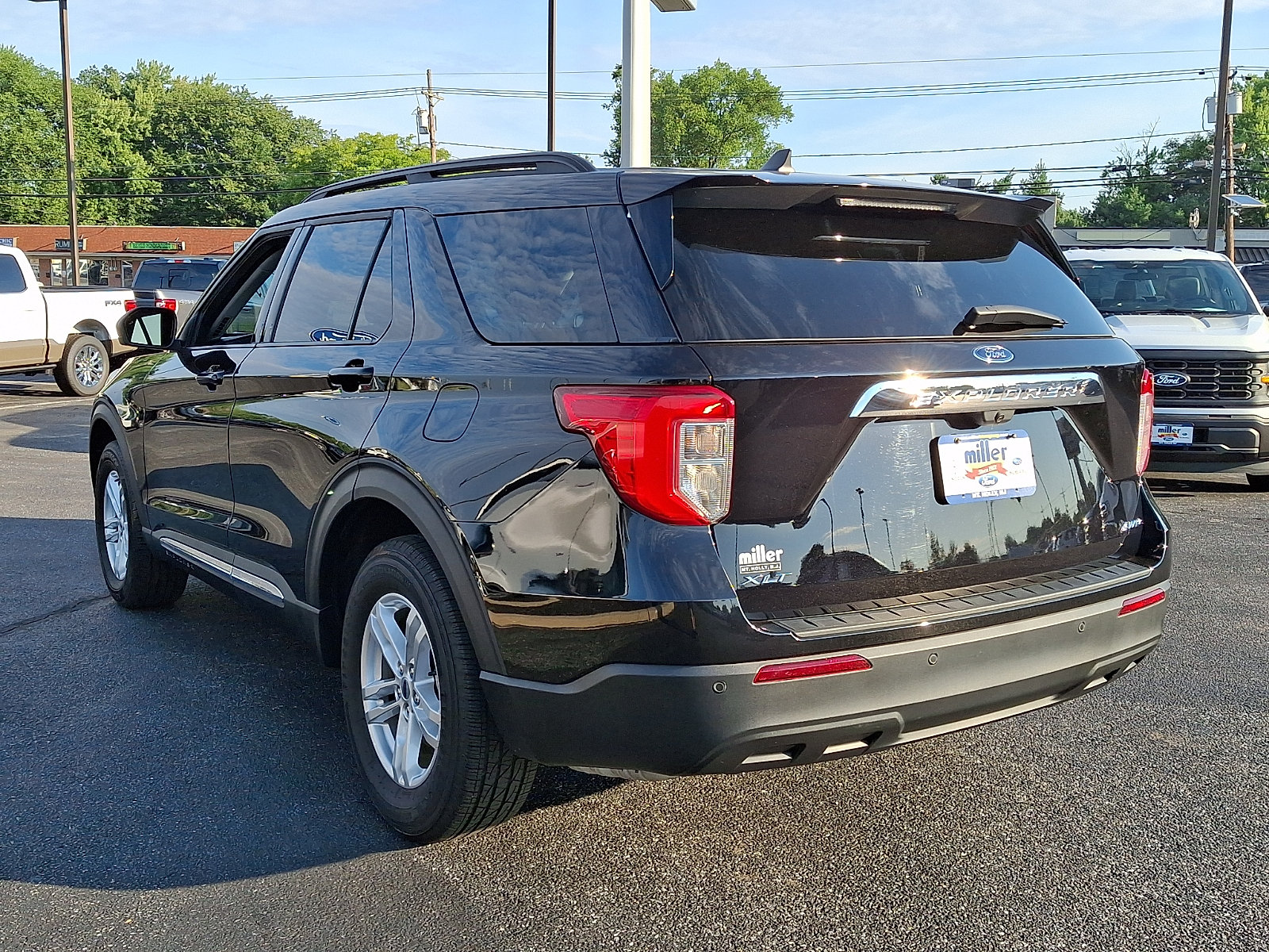 Used 2024 Ford Explorer XLT AWD/4WD image 4